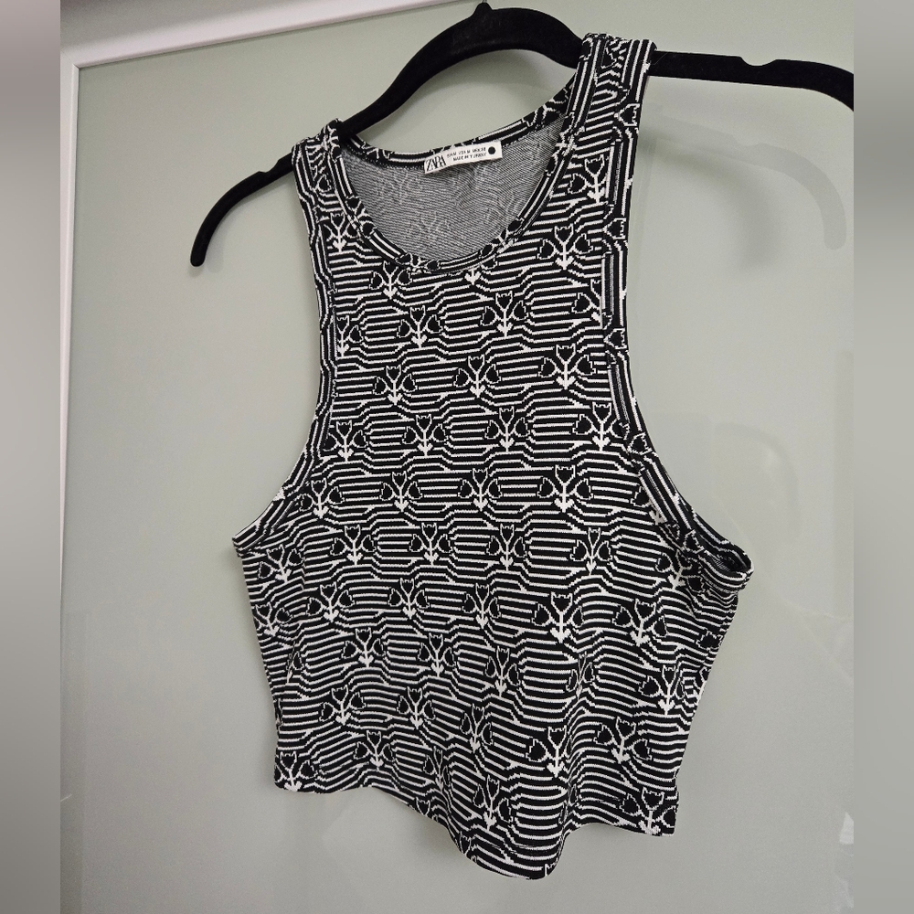 Zara Black and White Printed Racerback Cropped Tank Size Medium